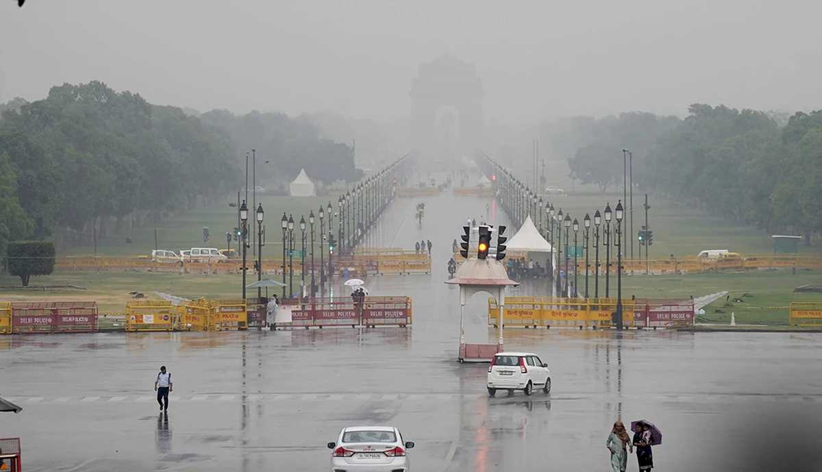 दिल्ली में साल के पहले दिन छायी रही कोहरे की चादर, कड़ाके की ठंड जारी दिल्ली में साल के पहले दिन छायी रही कोहरे की चादर, कड़ाके की ठंड जारी